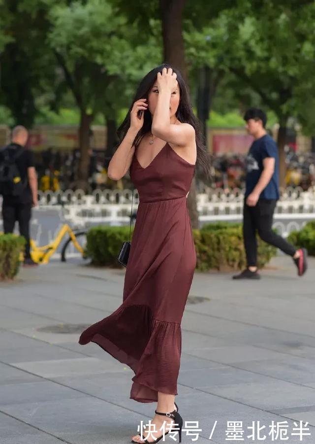  『小姐姐』街拍：美女小衫搭配上一双尖头的高跟鞋，让她的双腿显得修长