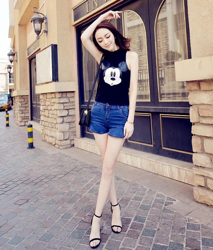 街拍:甜美优雅的牛仔裤修身的版型,最适合清新优雅的小姐姐!