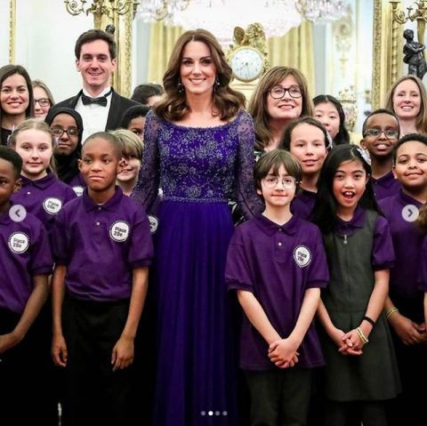 【 威斯敏斯特大教堂】这个举动却让人捏了把冷汗，凯特孔雀蓝礼服白金汉宫主场容光焕发