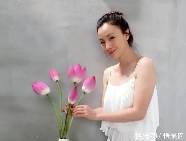 陶虹这样穿衣太尴尬,裙摆长的走不动道,把女助理都急红了眼!