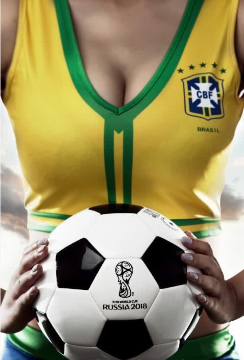 王李丹妮为世界杯助阵，也就她能把足球袜，穿出丝袜的感觉了