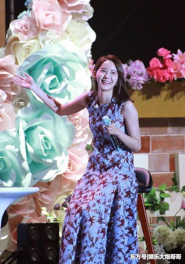 林允儿走光裙秀美腿，吐槽“山路十八弯”，看到近照毛孔暴露年龄