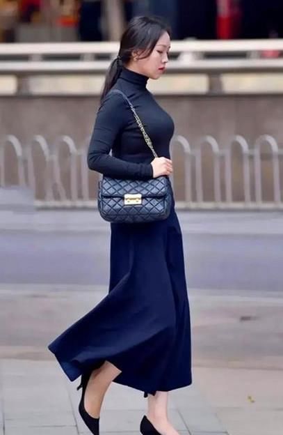  【美女】美女时尚街拍：身材苗条的美女，一条蓝色的连衣裙，时尚大方气质