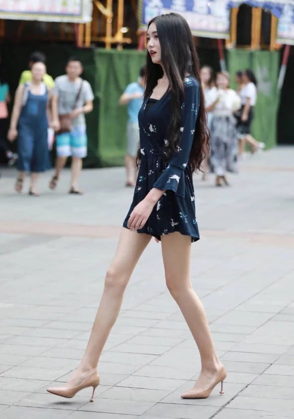 气质小姐姐身穿小短裙出街，天使般的笑容魔鬼身材般的身材