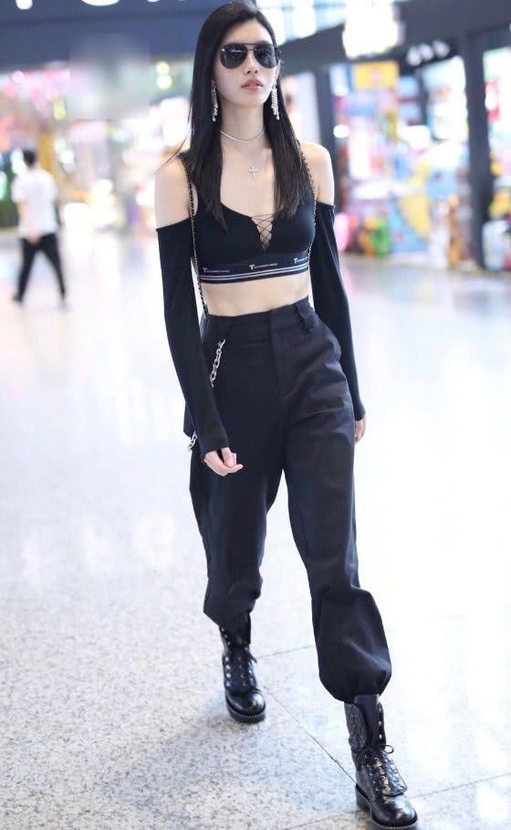 奚梦瑶粉底不花钱，白到掉进面缸里！