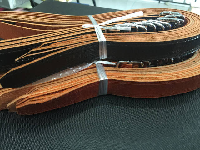  [有人]在农村，有人专门卖“廉价”皮带，15一条，这么便宜，挣