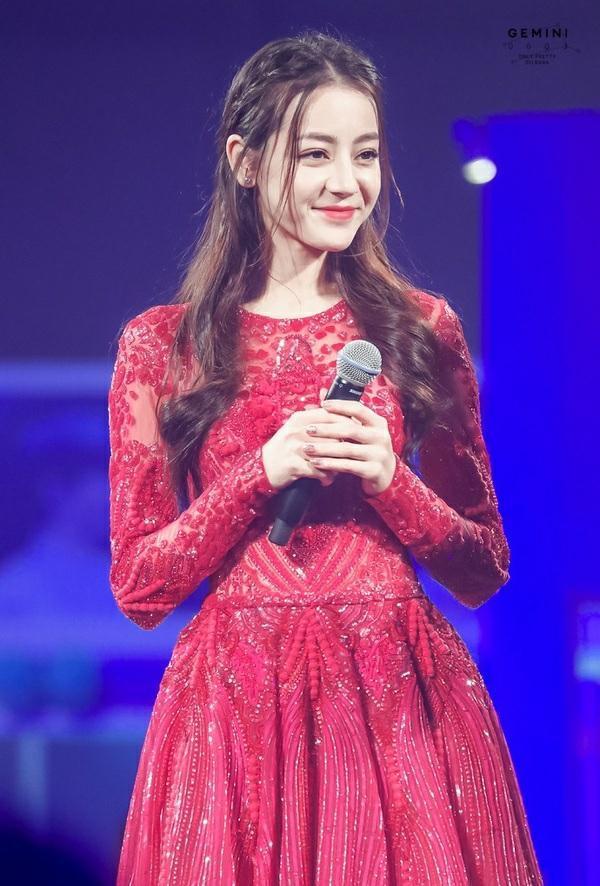 女明星穿红裙:范冰冰霸气,景甜性感,关晓彤不及赵丽颖