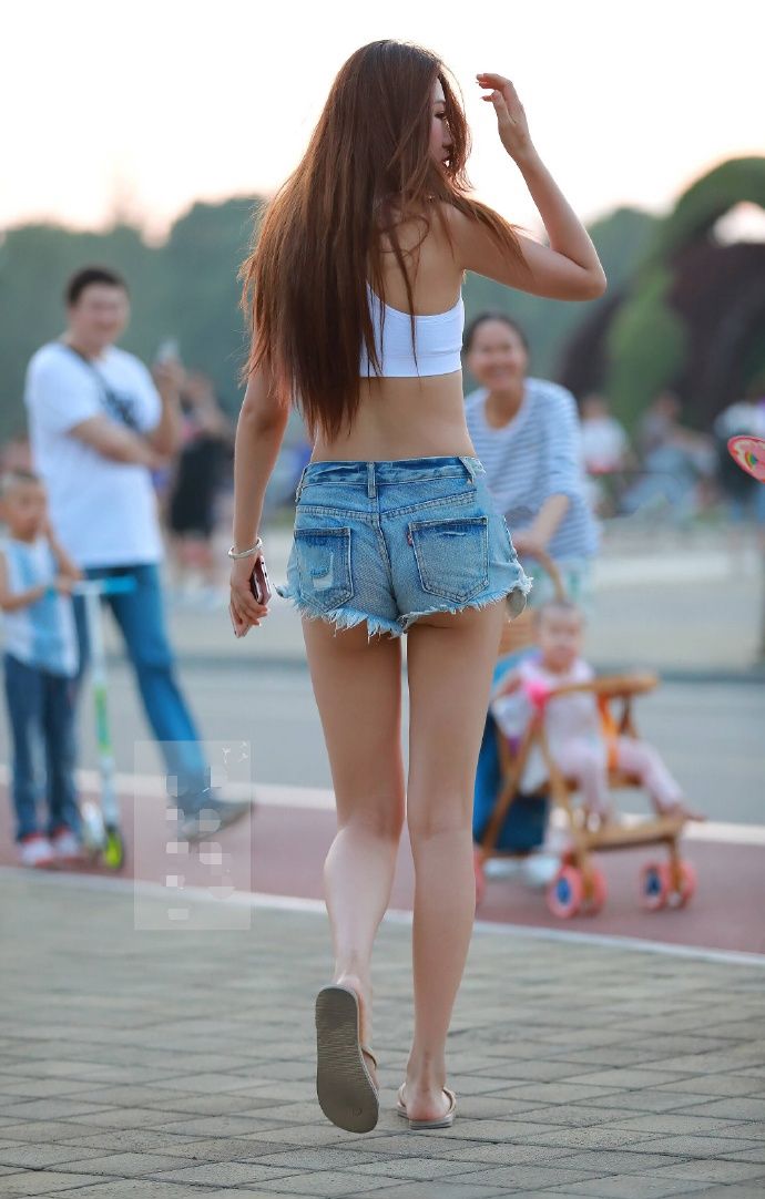 街拍路人，万众瞩目的牛仔裤穿搭示范，让你拥获众人青睐