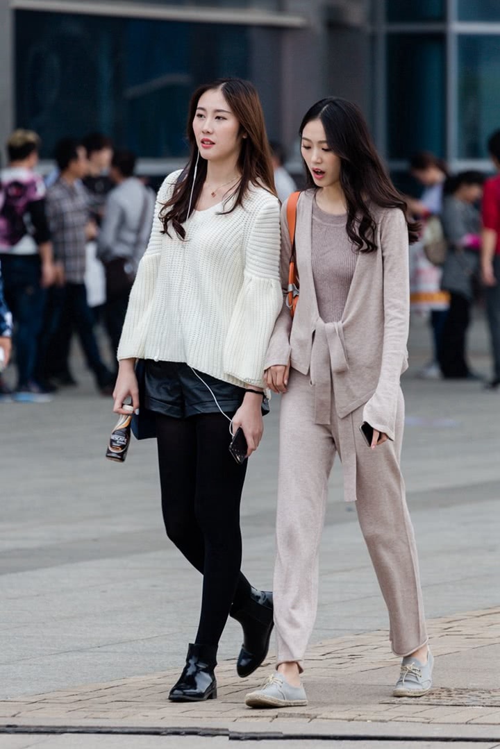 街拍:闺蜜长相和穿搭虽不同,个人气质却暗自较量,各有各的美