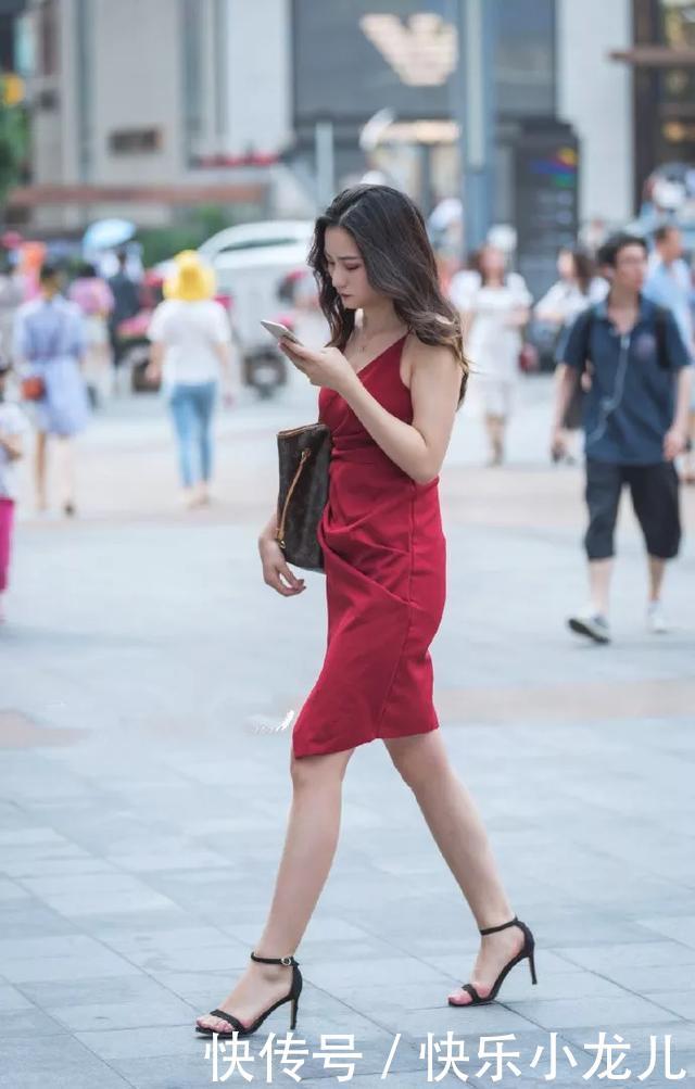 『显瘦』街拍:一双黑色的尖头高跟鞋,让她微胖的身材也看上去更加的显高又显瘦