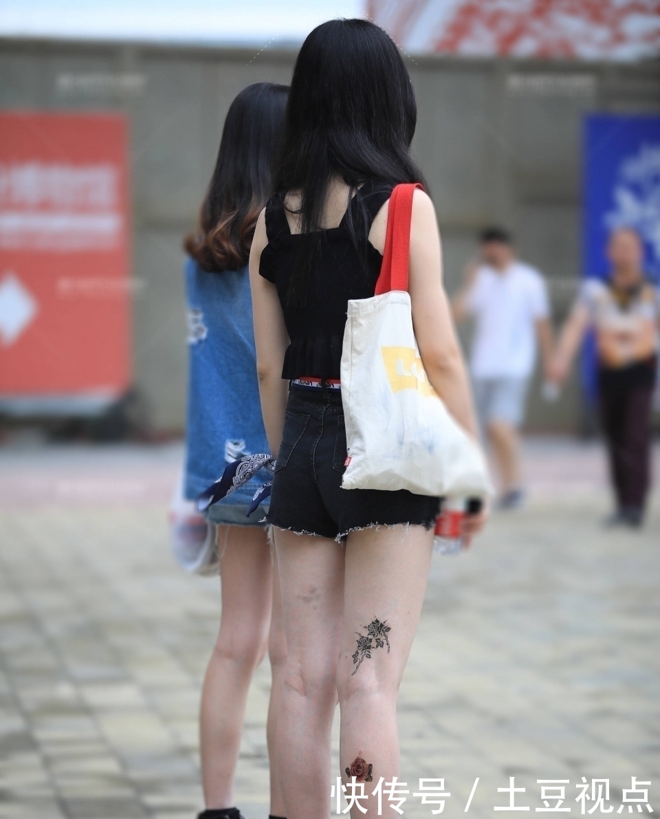 『美腿』街拍：吊带 短裤已经成为潮人街头的标配，美腿就是敢于秀出来