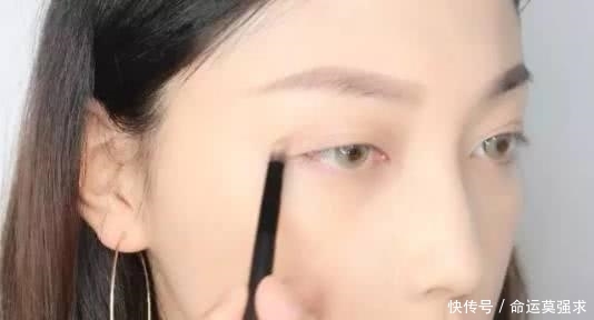  「天生」脸上有这五个特征的女生，天生自带浓妆效果，第四个可遇不可求！