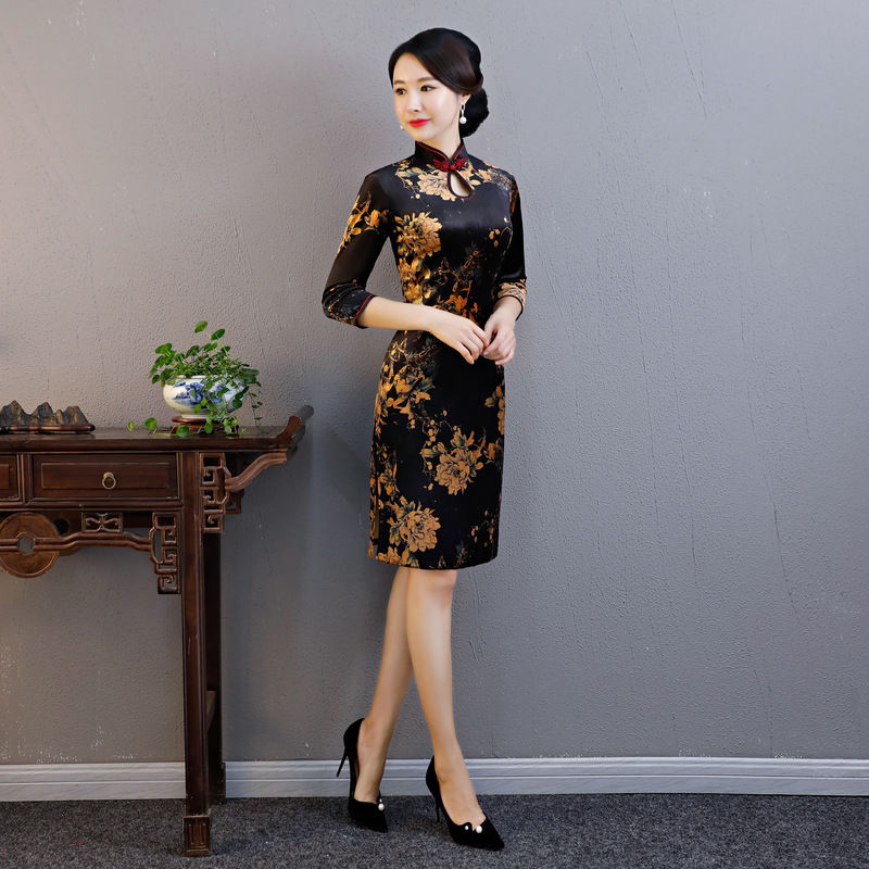 身材好的70女人，别穿毛衣裙，穿秋季旗袍，举手投足都无比迷人