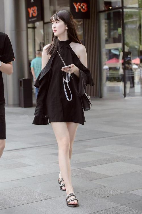 街拍，时尚小姐姐穿小黑裙，皮肤白皙，不能忽视的是她的颜值