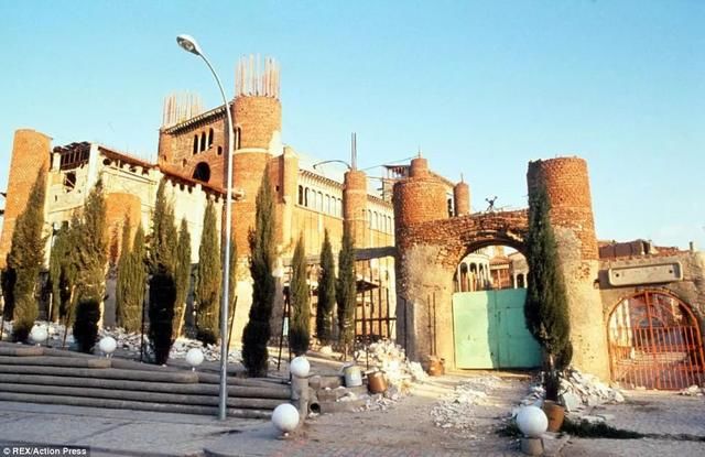 他用半个世纪捡来的垃圾建成教堂,不用起重机,仅凭双手创造奇迹