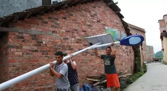 国务院正式通知！“村村通”路灯普及，让农民怨声载道，老农：住