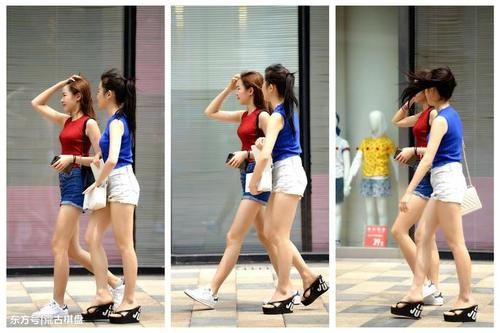 两位穿着热裤的姐姐虽然搭配色彩不同，但是更像是一对双胞胎姐妹