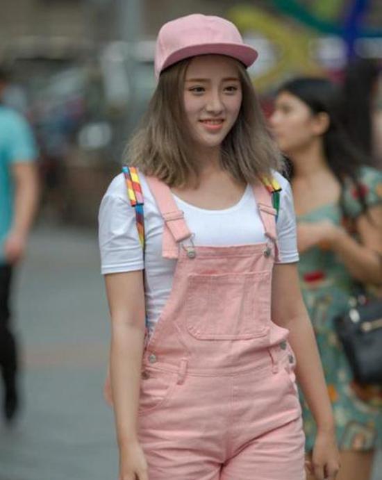 街拍: 图四的小姐姐, 既有魔鬼的身材, 又有天使的面容！