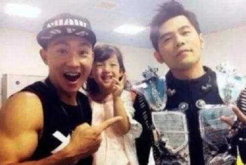 赢家：星二代们的明星干爹，Kimi小糯米不算啥，看到她的干爹：不愧是人生赢家