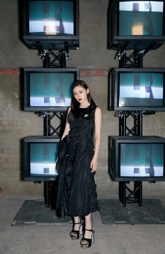 张天爱怎么想的?好好的裙子成了“塑料袋”，竟格外时尚!