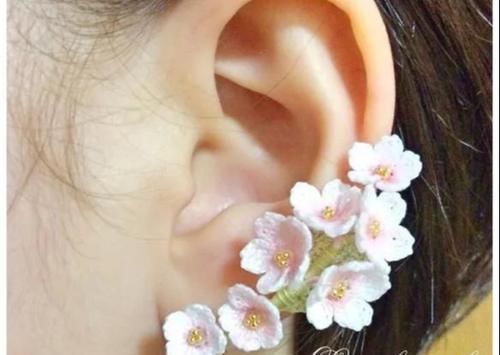  #胸针#外网的钩针小花好美，编织朵小花，做一个春天的胸针！DIY手工