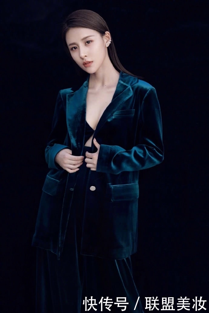 贾青为了红真是拼，西装内只穿了一件内衣，也敢不系纽扣！