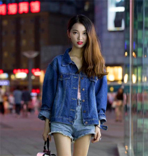 吊带■街拍:长发美女身穿黑色吊带背心,飘逸长发展露十足魅力