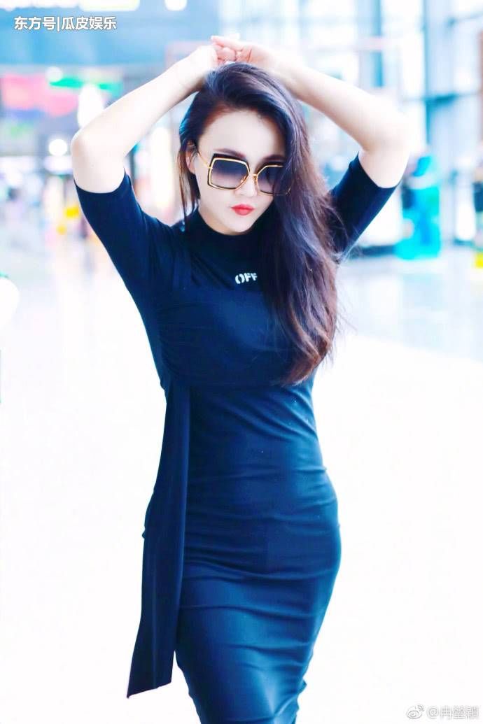 邹市明全家机场近照，冉莹颖露肩装秀傲人身材，网友:一股风尘味