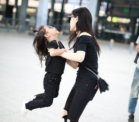 李小璐机场街拍意外遇上刘亦菲，可两人差距还是那么大