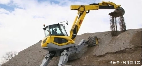悬崖上建大桥，中国挖掘机是怎么爬上去的？