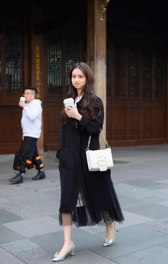 身穿:小姐姐身穿一字肩长裙,开叉得体,凸显飘逸的时尚感