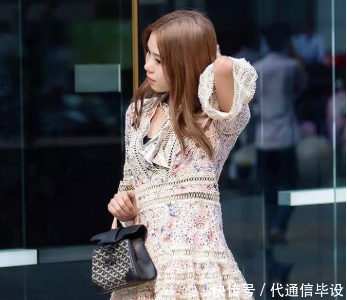 『拥有』街拍:拥有独特气质的女子,穿搭时尚,彰显迷人女性之美