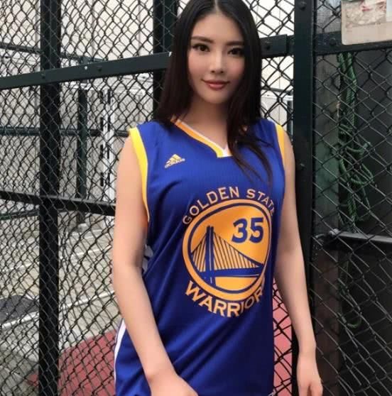 大嫂徐冬冬打篮球,衣服能不能走心一点,对手:无
