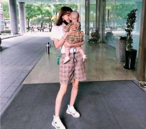 【孩子】26岁的孙怡照顾孩子还忙工作，素颜出镜面容憔悴，妆前妆后差别大