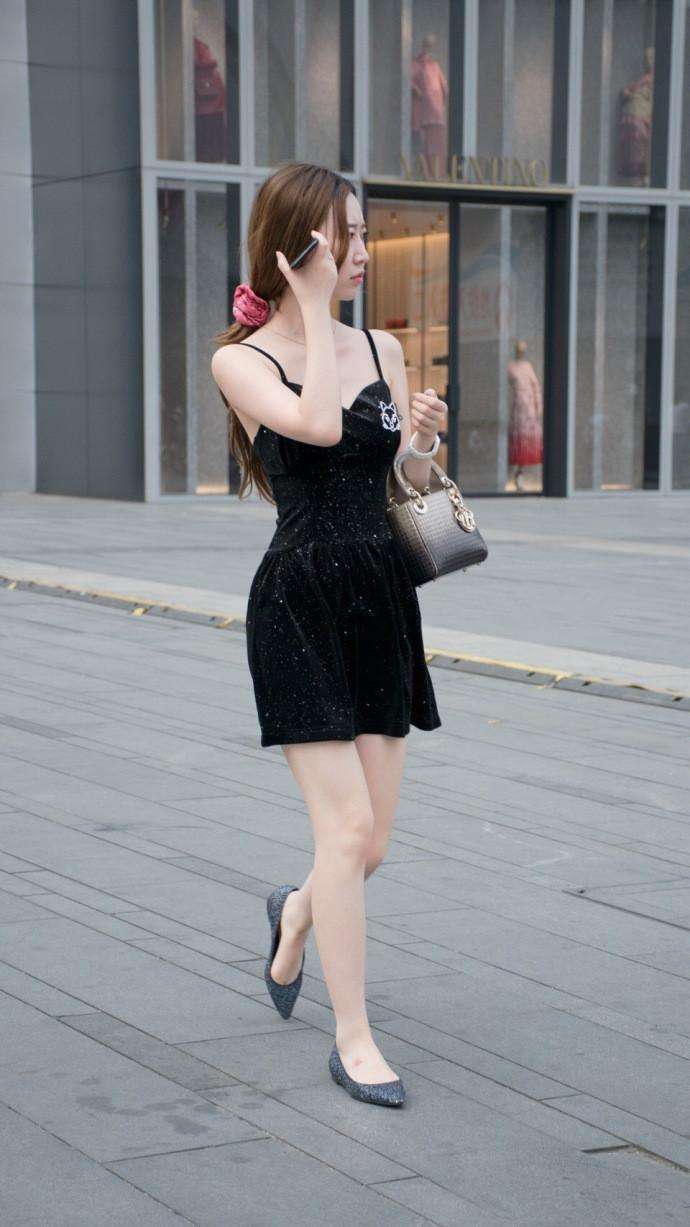 街拍: 图三小姐姐真的很会打扮, 黑色吊带背心超级吸引到了我!