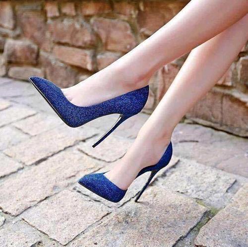 尖尖细高跟，勾勒出柔美的脚部曲线，更能衬出修长美腿！