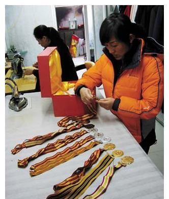  「举重运动员」举重冠军邹春兰现状，雄激素致男人特征显著，结婚多年仍不能生育