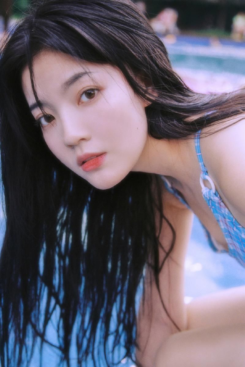 泳池美女性感泳衣美女户外美女图片