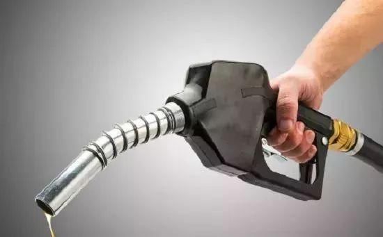 油价或突破8元时代，更可怕是：油价又要涨了，92汽油可能突破…