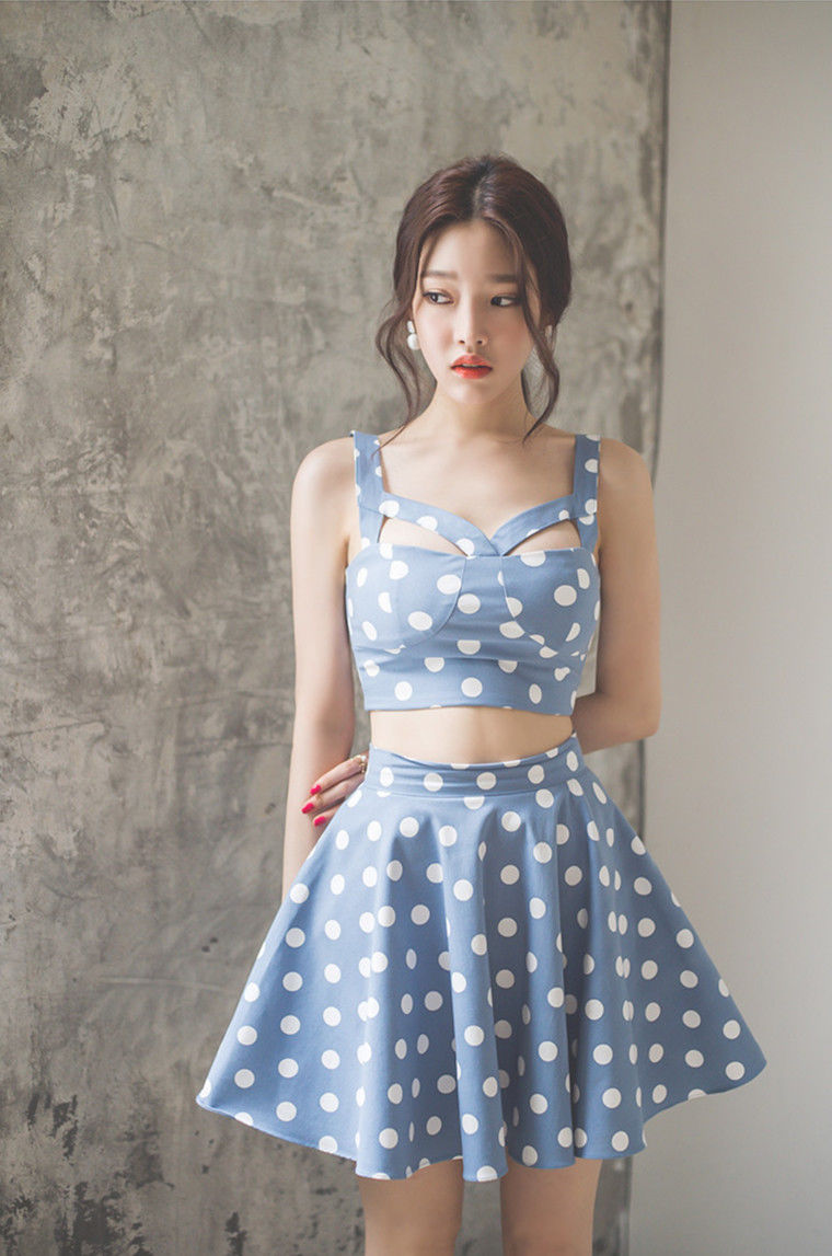 身穿浅蓝色波点裙的朴正允，青春洋溢，这套衣服太减龄了