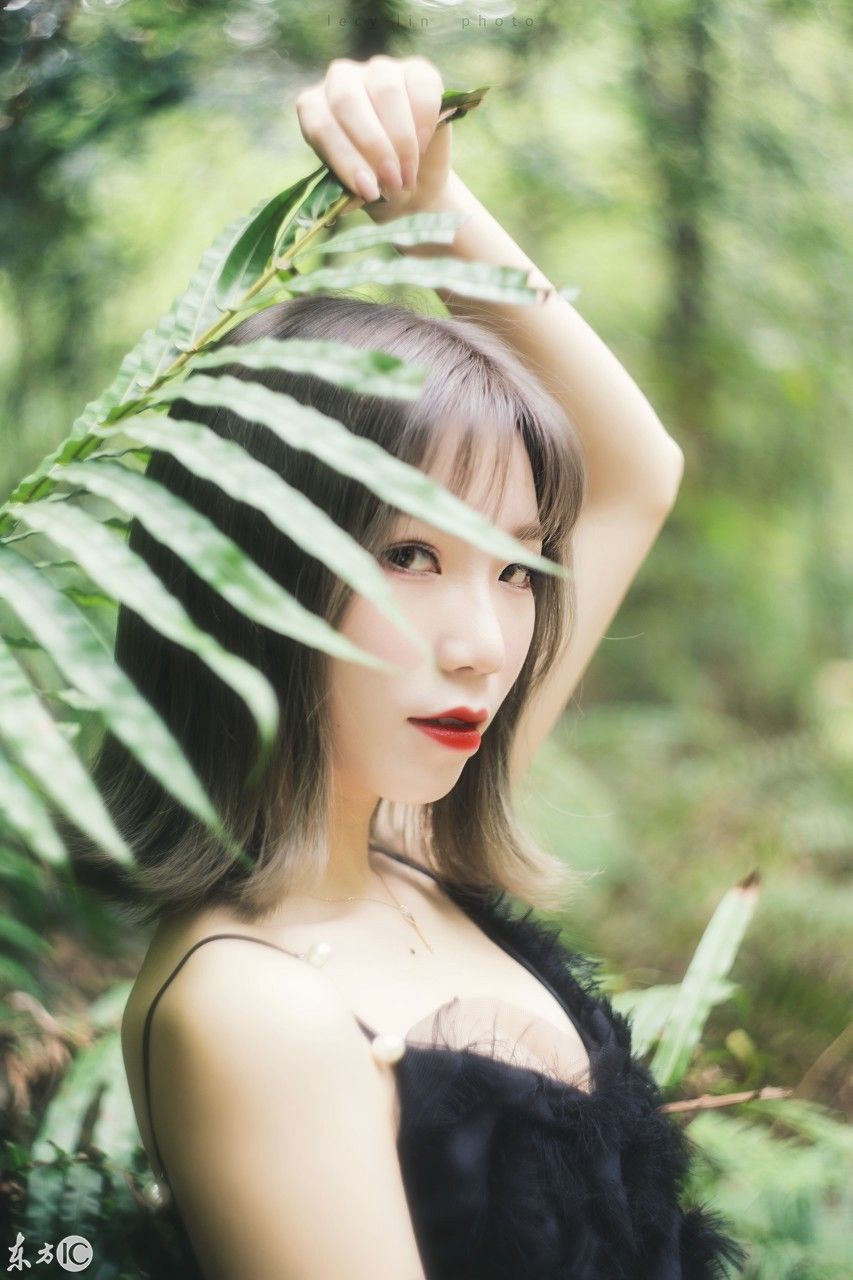 一组森林里的写真照片:田园小清新的感觉，风景美人更美!