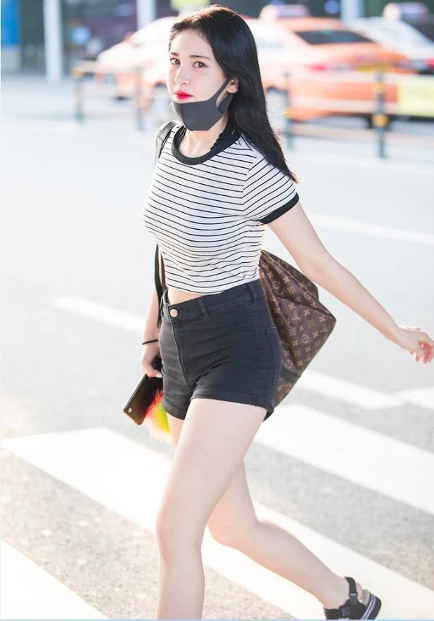 街拍：白皙美丽的小姐姐，穿着优雅身姿曼妙！