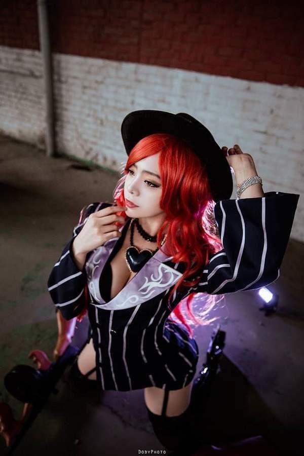 韩国辣妹Cos《LOL》兔女郎瑞雯 黑丝美腿让人欲罢不能