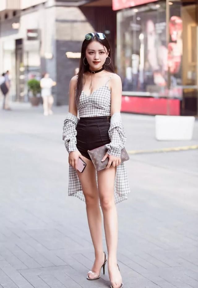  「搭配一」女性好身材搭配高跟鞋，显得时尚又优雅