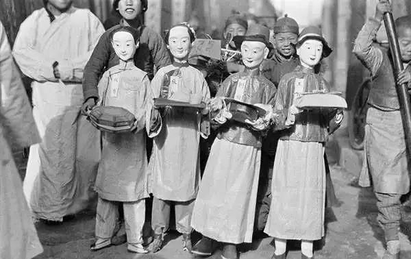 美国人在鞋盒里发现了6000张中国老照片，轰动全世界