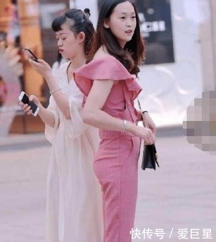  『身材是真』街拍：小姐姐穿粉红色连体裤，身材真好！回头的一瞬间却让人傻眼