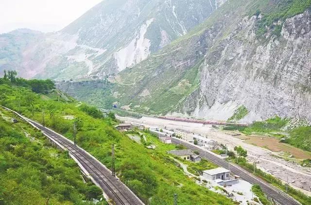  云中|铁路版盘山公路：成昆铁路展线奇景，翻山越岭云中走！