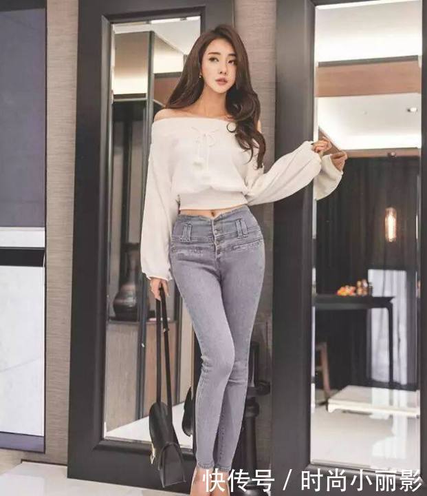 身材很棒，气质婉约的牛仔裤美女，自信展示完美腰身！