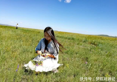 司机进藏看到一位姑娘蹲在草原上！本来上前去帮助，结果很尴尬！