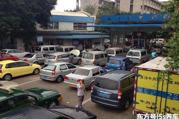 汽车年审新规出台后，那些审验不过的老车，是否意味着要报废？